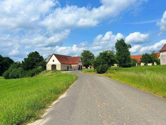 Ortseinfahrt mit Blick auf Scheune