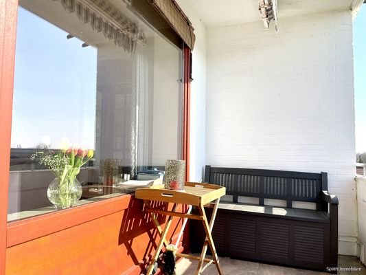 Sonnige Balkon-Loggia mit Markise