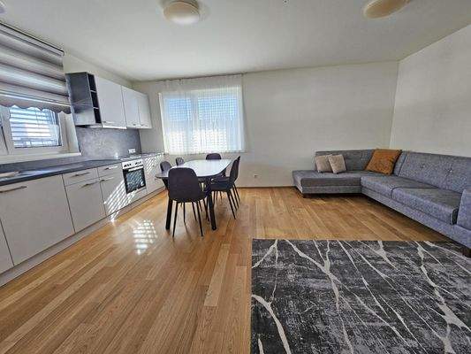 Küche mit Wohn- und Essbereich