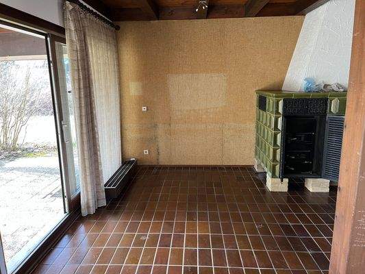 Essdiele mit Ausgang zur Terrasse und Kachelofen