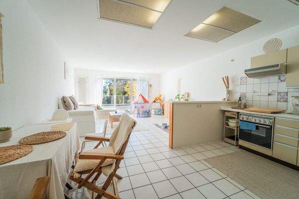 Offener Küchen-, Wohn- und Essbereich mit Terrassenzugang