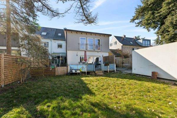 Garten und Rückansicht 