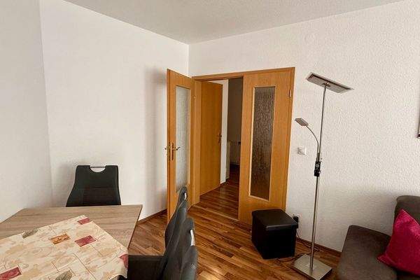 Wohnzimmer mit Blick zum Flur.