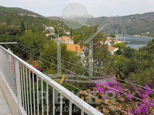 Diesen schöne Blick auf das nahe Meer haben Sie von der Terrasse aus.