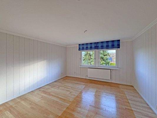 Schlafzimmer EG mit Fenster in den Garten