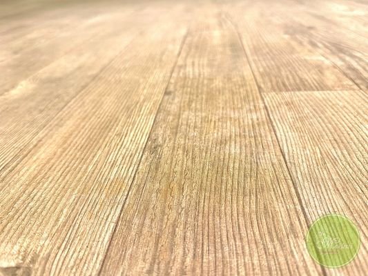 Vinyl-Boden mit Holzoptik.