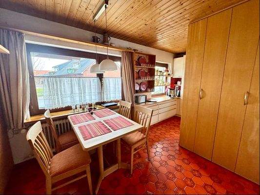 Küche mit Sitzecke und Raumteiler