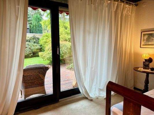 Das Schlafzimmer im EG, eigener Zugang zur Terrasse