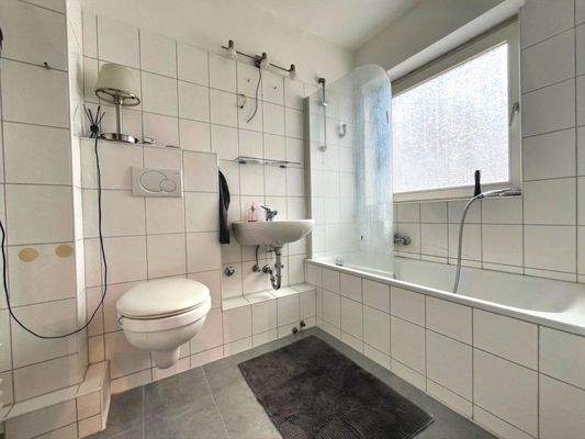 Ein einheitliches Farbschema bringt Ruhe in das Tageslichtbad