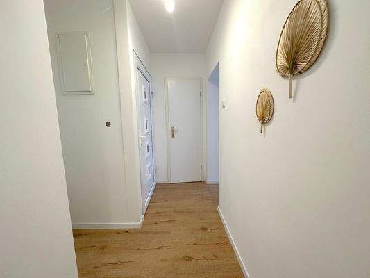 Heller Flur mit Holzboden