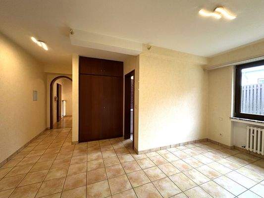 … offenen Bürobereich mit Wandschrank