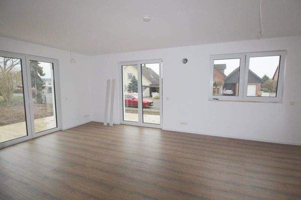 Geräumiges Wohnzimmer EG mit zweifachem Terrassenzugang