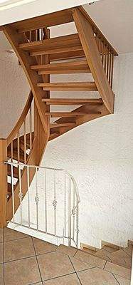 Holztreppe zum Dachboden