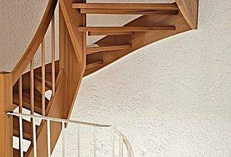 Holztreppe zum Dachboden