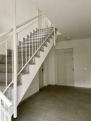 Treppenhaus mit Aufzug.jpeg