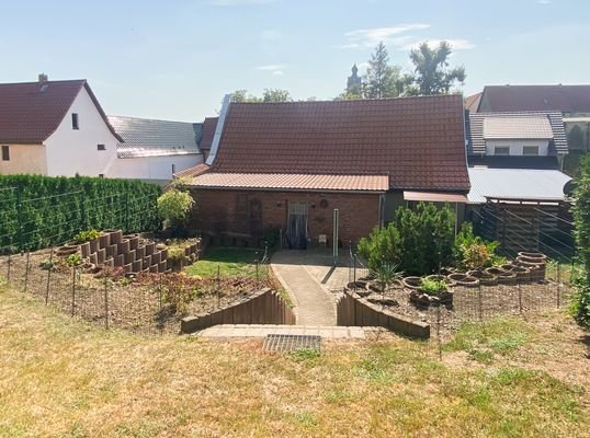 Garten mit Nebengebäude