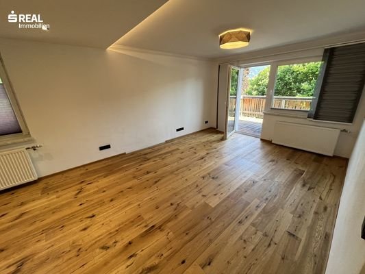 Wohnbereich mit Ausgang auf Balkon