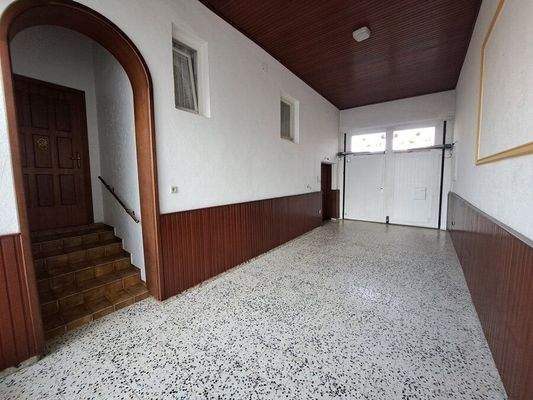 Durchfahrts-Garage mit elektrischem Tor