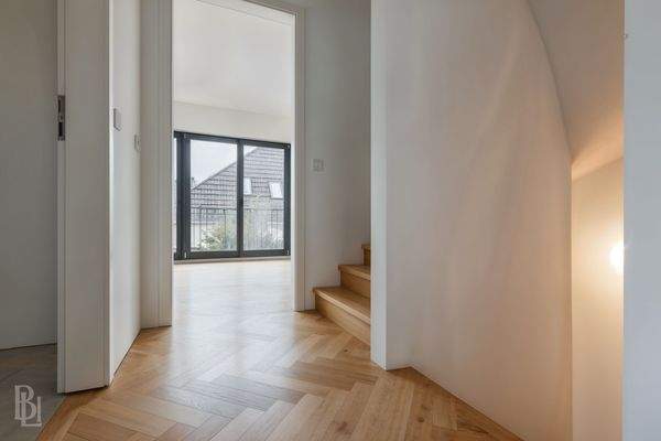 Flur 1.OG Beispiel - (KI generiert)