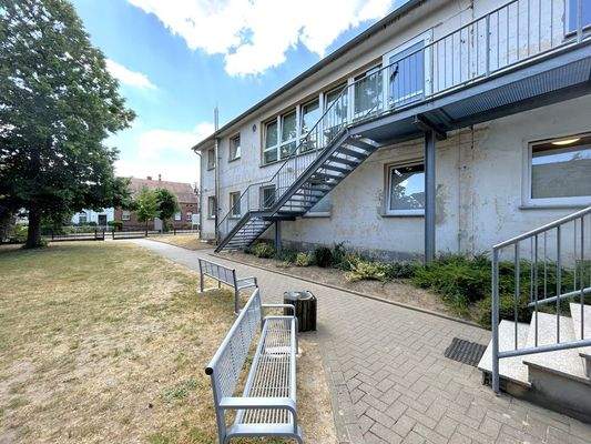 gepflasterter Weg zum seitlichen Eingang der Arztpraxis