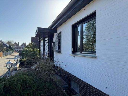 Der seitliche Blick auf den Hauseingang