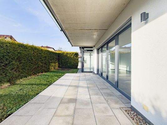 Südterrasse mit kleinem Garten