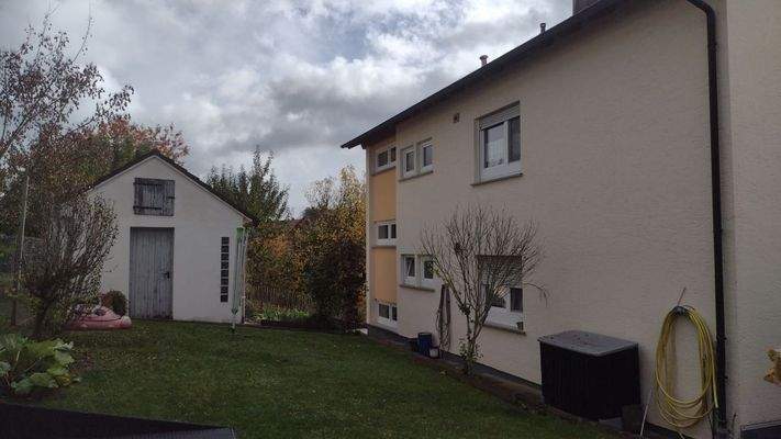 hintere Ansicht mit Gartenhaus