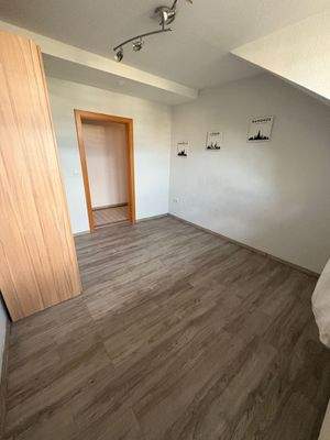 Leeres Zimmer mit Holzboden