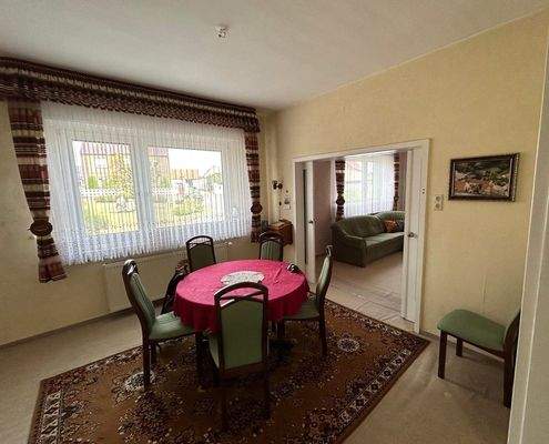 Esszimmer mit Blick zum Wohnzimmer