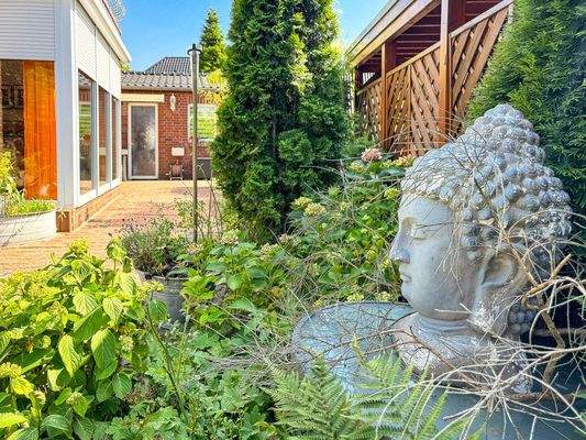 Stimmungsvolle Gartenarchitektur mit Details