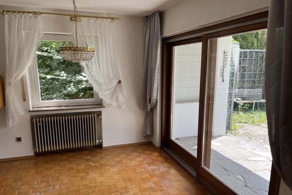 Esszimmer mit Ausgang zur Terrasse