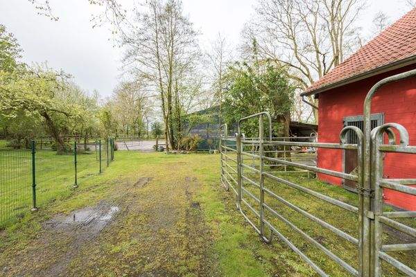 Boxen, Reitplatz und Lagerhalle