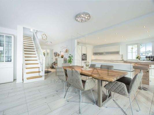 EG: Offener Wohn- & Essbereich mit Designküche