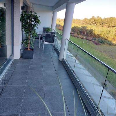 großer, massiver und überdachter Balkon im 1.OG