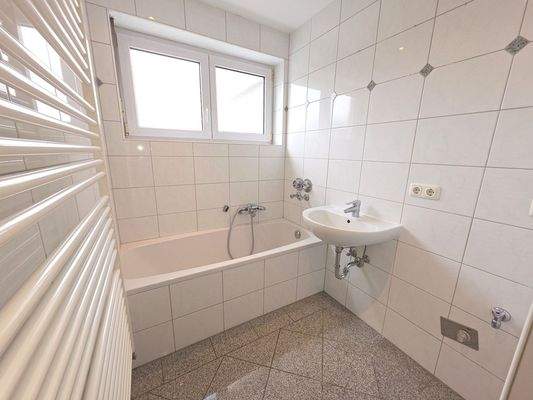 OG 1 Tageslichtbad mit Wanne & Dusche (1)_#153747