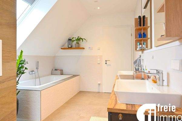 Bad mit Wanne und Dusche