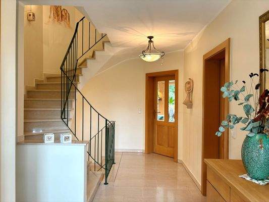 Stilvolle Diele mit Treppenhaus in italienischem Marmor