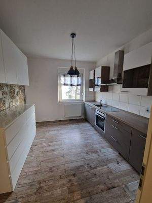 Möblierte Einbauküche