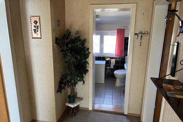 Gang im OG mit Blick ins Bad