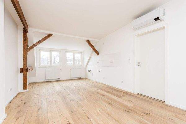 Geräumiges Wohnzimmer mit offener Küche