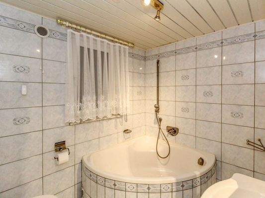 Tageslichtbad mit Wanne EG