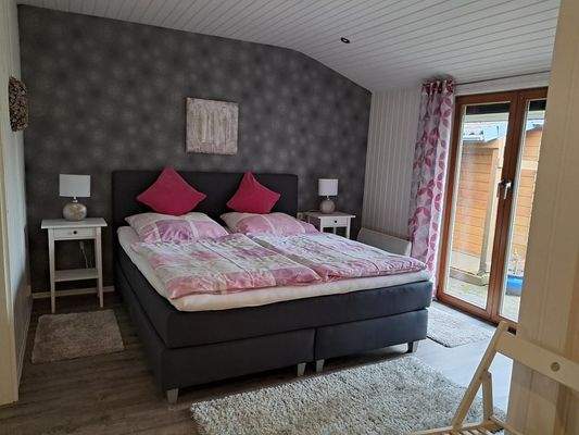 Schlafzimmer mit Gartenzugang