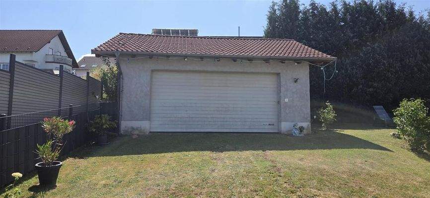 Doppelgarage im Garten