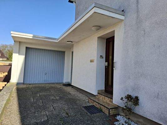 Aussenansicht Garage und Eingang