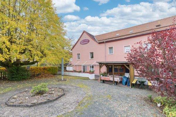 Gasthaus Vorderansicht mit Außengelände