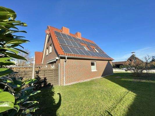 Haus linke Seite mit PV