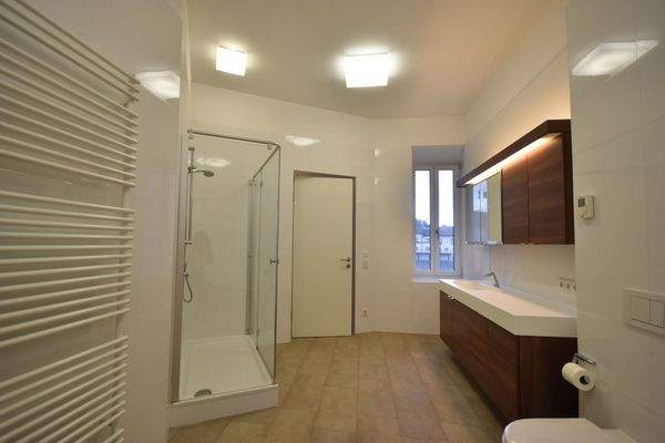 Badezimmer - Modern sanierte 2,5 Zimmer Altbauwohnung mit Stadtblick Miete Andräviertel Salzburg