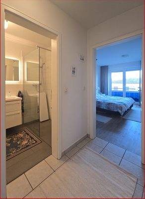 Flur, Duschbad und Schlafzimmer