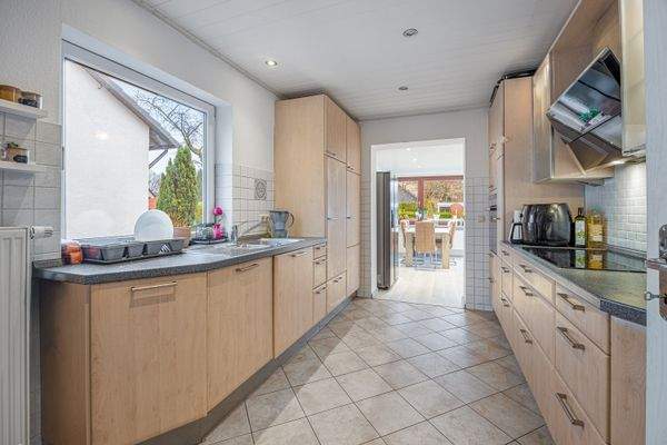 großzügige Einbauküche