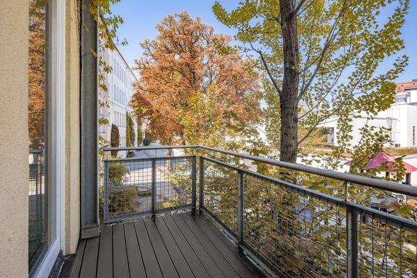 Charmanter Balkon in den Innenhof